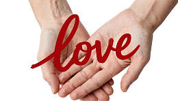 双手捧写‘love’红色字样