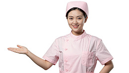 身穿粉色制服的女性微笑展示