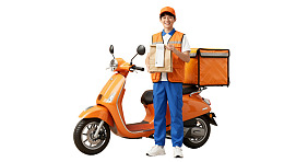 外卖员手持包裹站在摩托车旁