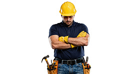 戴安全帽的工人双臂交叉