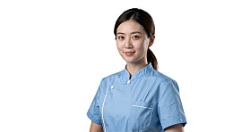身穿蓝色制服的女性微笑