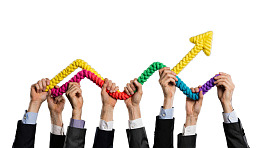 多人手握彩色箭头象征增长