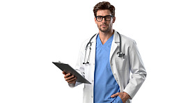 医生手持剪贴板站立图片