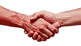 双手紧握象征合作与信任