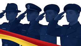 四名军人敬礼西班牙国旗