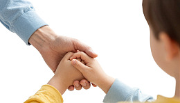 大人与小孩手牵手图片