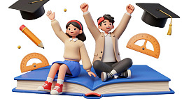 学生坐在书上庆祝学业成功