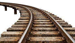 弯曲的旧铁轨延伸远方