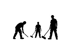 三名工人清扫地面剪影