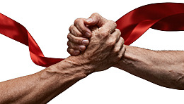 双手紧握红色丝带象征团结