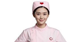 身穿粉色护士服的微笑女性