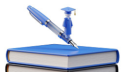 毕业帽人偶与蓝色钢笔书本