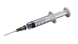 白色背景下的注射器特写