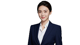 职业女性身着深蓝西装微笑