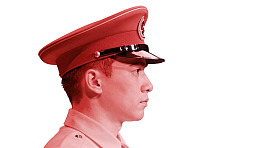 身着制服的男性侧面肖像