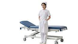 护士站在医疗检查床旁