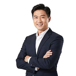 商务男士微笑站立图片