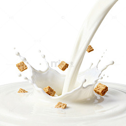 牛奶倒入麦片溅起动感画面