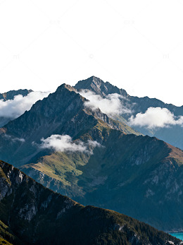 壮丽山川云雾缭绕风光