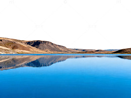 静谧湖畔山水倒影