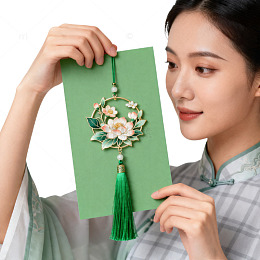 古风美女手持刺绣书签