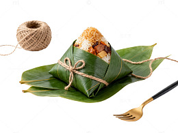 绿色粽叶包裹米饭美食