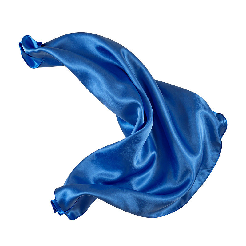 蓝色丝绸飘带在白色背景上