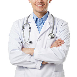 微笑医生双臂交叉站立