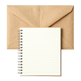 空白笔记本与牛皮纸信封
