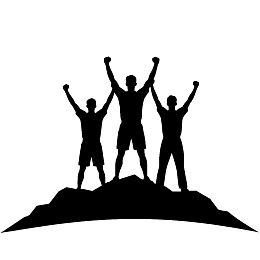 三人山顶举手庆祝胜利