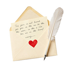 信封上的手写情书与羽毛笔