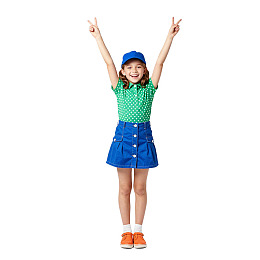 女孩穿绿上衣蓝裙比耶