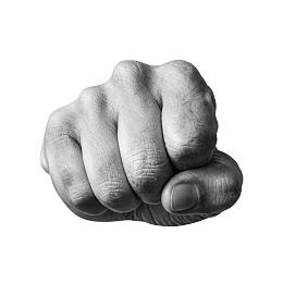 黑白照片中的紧握拳头