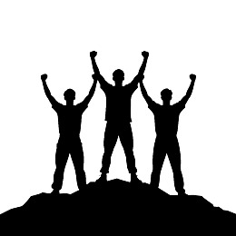 三人山顶举手庆祝胜利