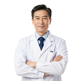 身穿白大褂的医生双臂交叉站立