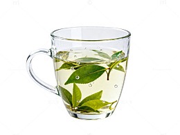 透明玻璃杯绿叶茶水图