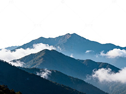 云雾缭绕山峦风光