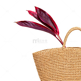 简约草编包与红叶搭配