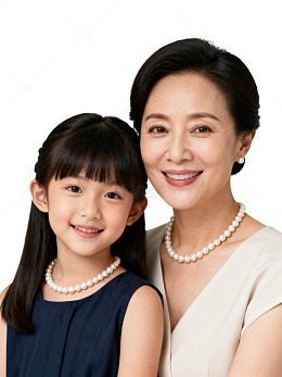 温馨母女合影珍珠项链写真