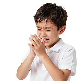 小男孩双手合十哭泣图片