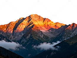 壮丽山峰日落风光