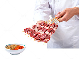厨师烤肉串准备食材