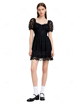 【标题】：黑色蕾丝连衣裙时尚女性模特展示