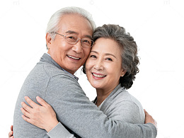 温馨老年夫妇拥抱生活照