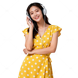 波点黄裙听音乐女性写真