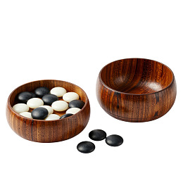 木质围棋盘与黑白棋子