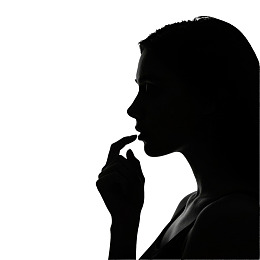 女性侧脸剪影沉思图片