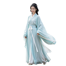 女子身着淡蓝色汉服优雅站立