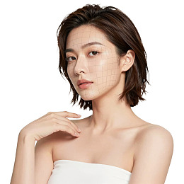 短发女性轻触肩部优雅姿态