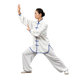 女子身着太极服行拳图片